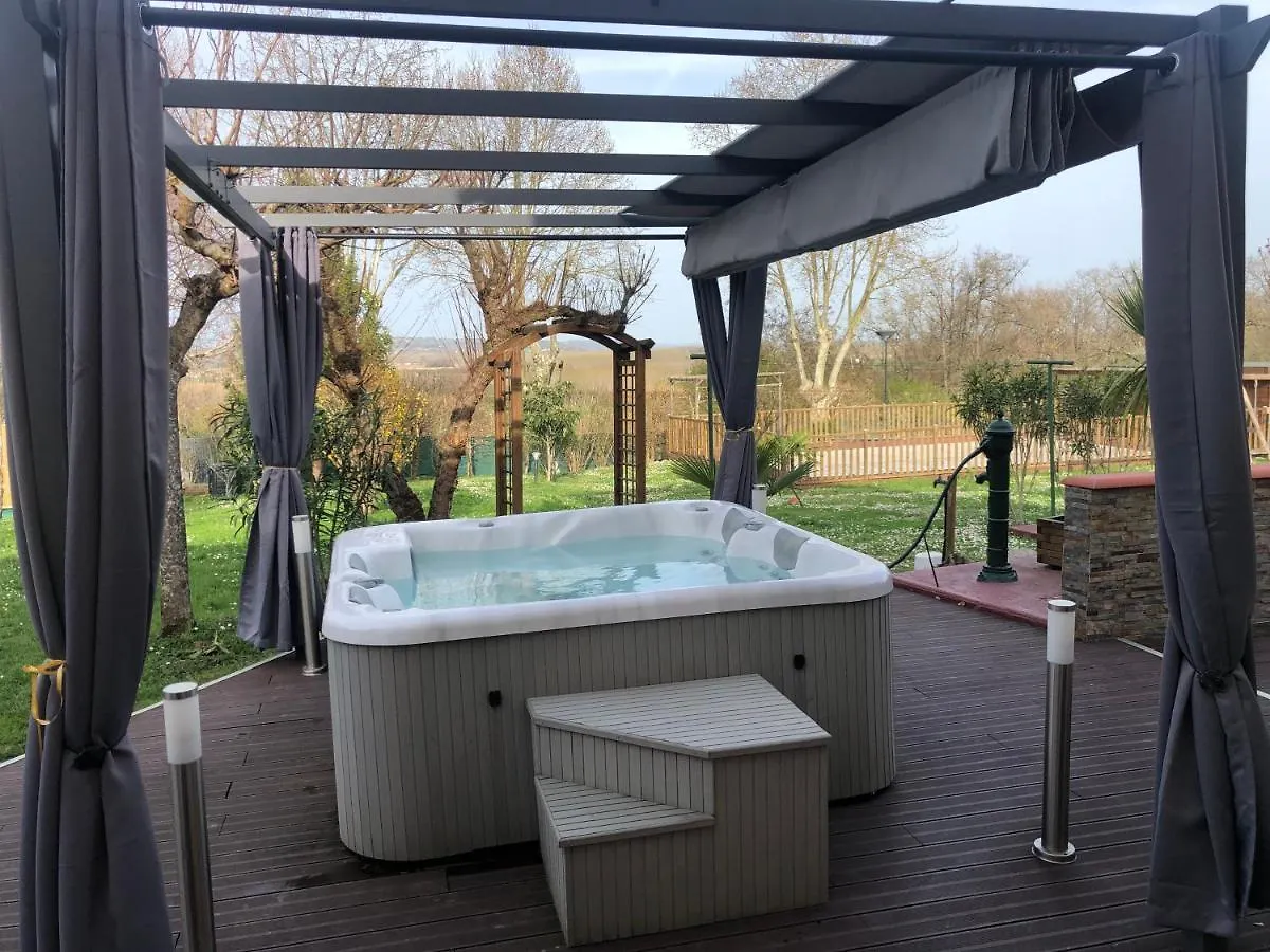 Gites De Marchet Auvillar Bed & Breakfast